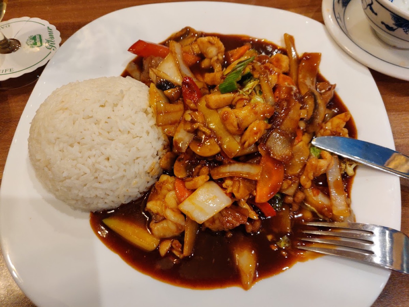 Chinesisches Wok-Gericht mit Reis