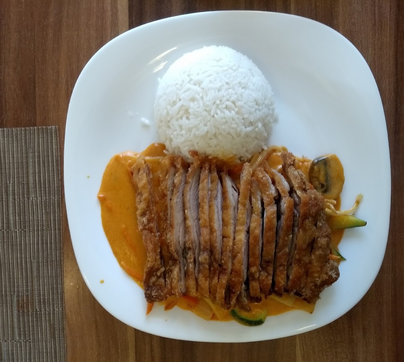 Knusprige Ente mit Curry-Sauce und Reis bei C.O Asia Spezialitäten Göppingen