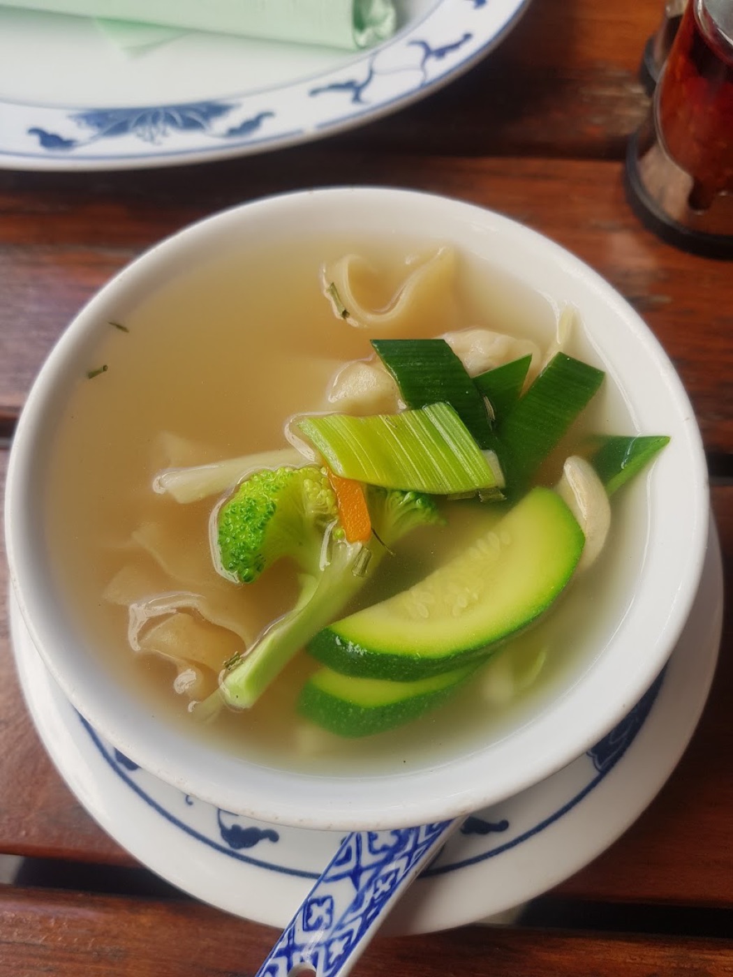 Wan-Tan-Suppe mit frischem Gemüse